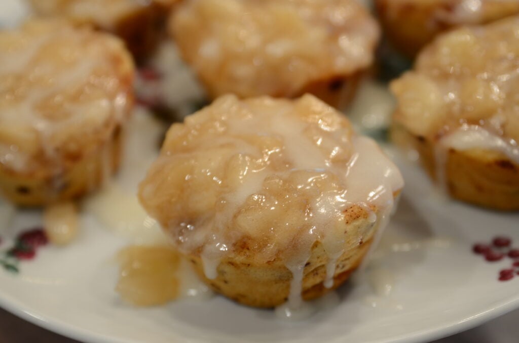 Cinnamon Roll Apple Pie Cups