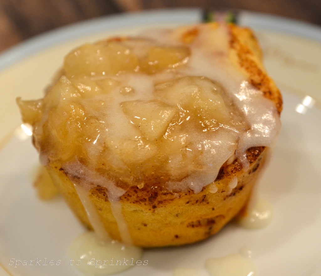 Cinnamon roll apple pie cups