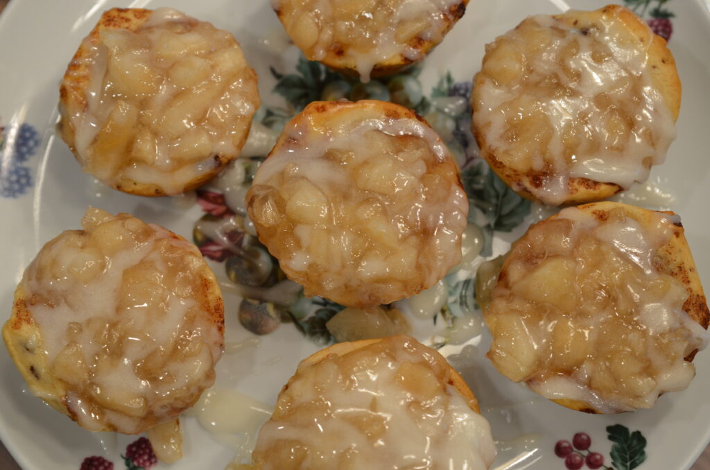 Cinnamon Roll Apple Pie Cups