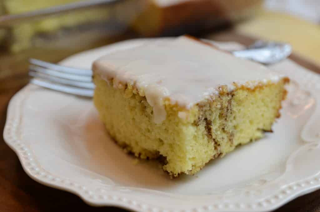 cinnamon roll cake